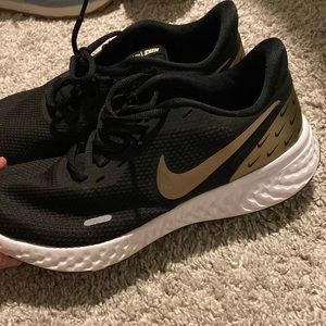 NIKE BARELY WORN TENNIS SHOES SIZE 7